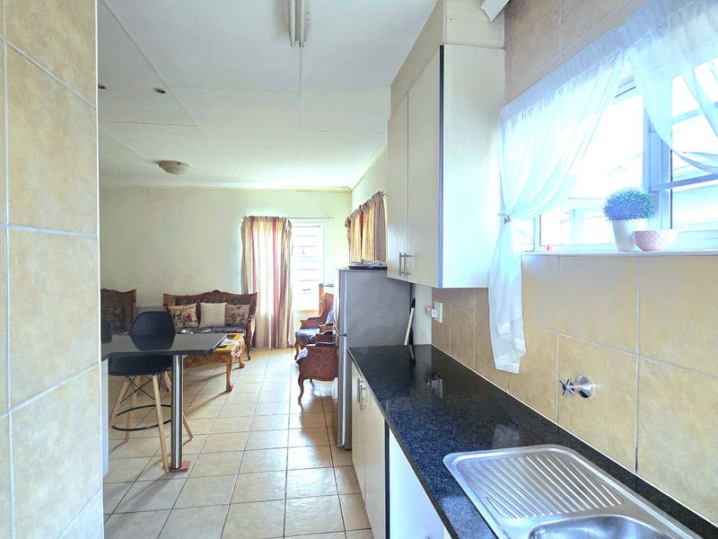 Spacious 3-Bedroom House with 2 Bathrooms, Double Garage in Secure Estate. - Photo 6