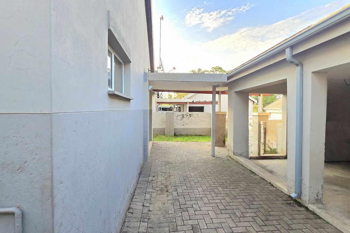 Spacious 3-Bedroom House with 2 Bathrooms, Double Garage in Secure Estate. - Photo 4