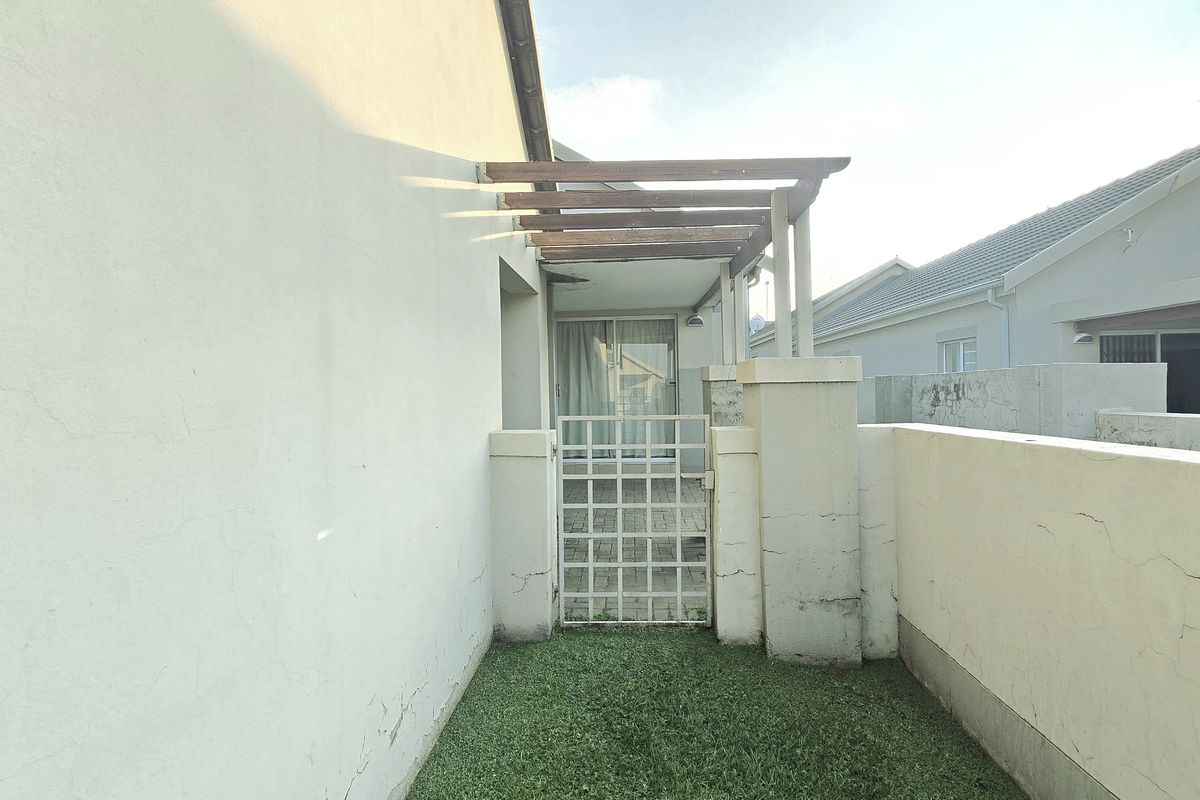 Spacious 3-Bedroom House with 2 Bathrooms, Double Garage in Secure Estate. - Photo 3