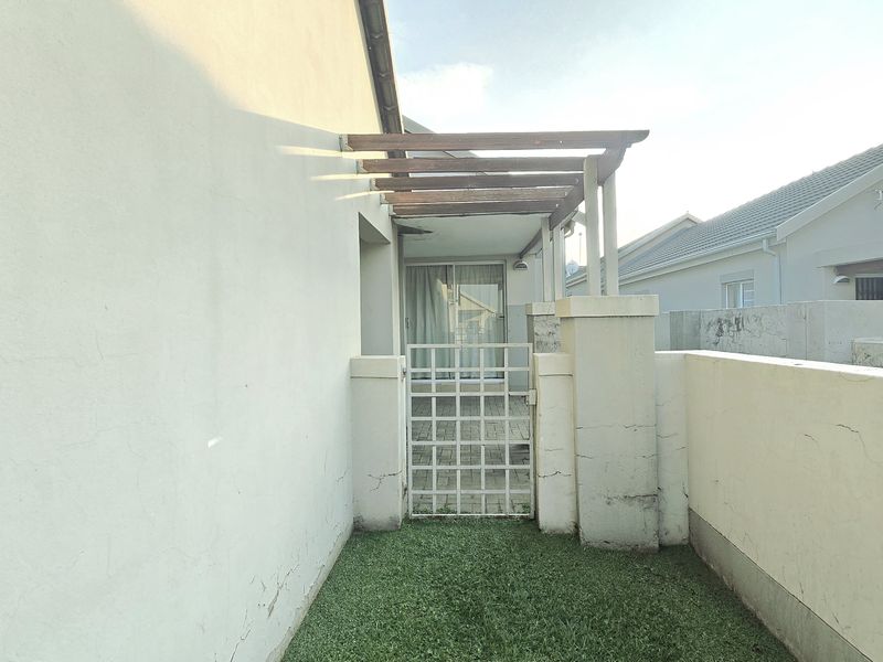 Spacious 3-Bedroom House with 2 Bathrooms, Double Garage in Secure Estate. - Photo 3