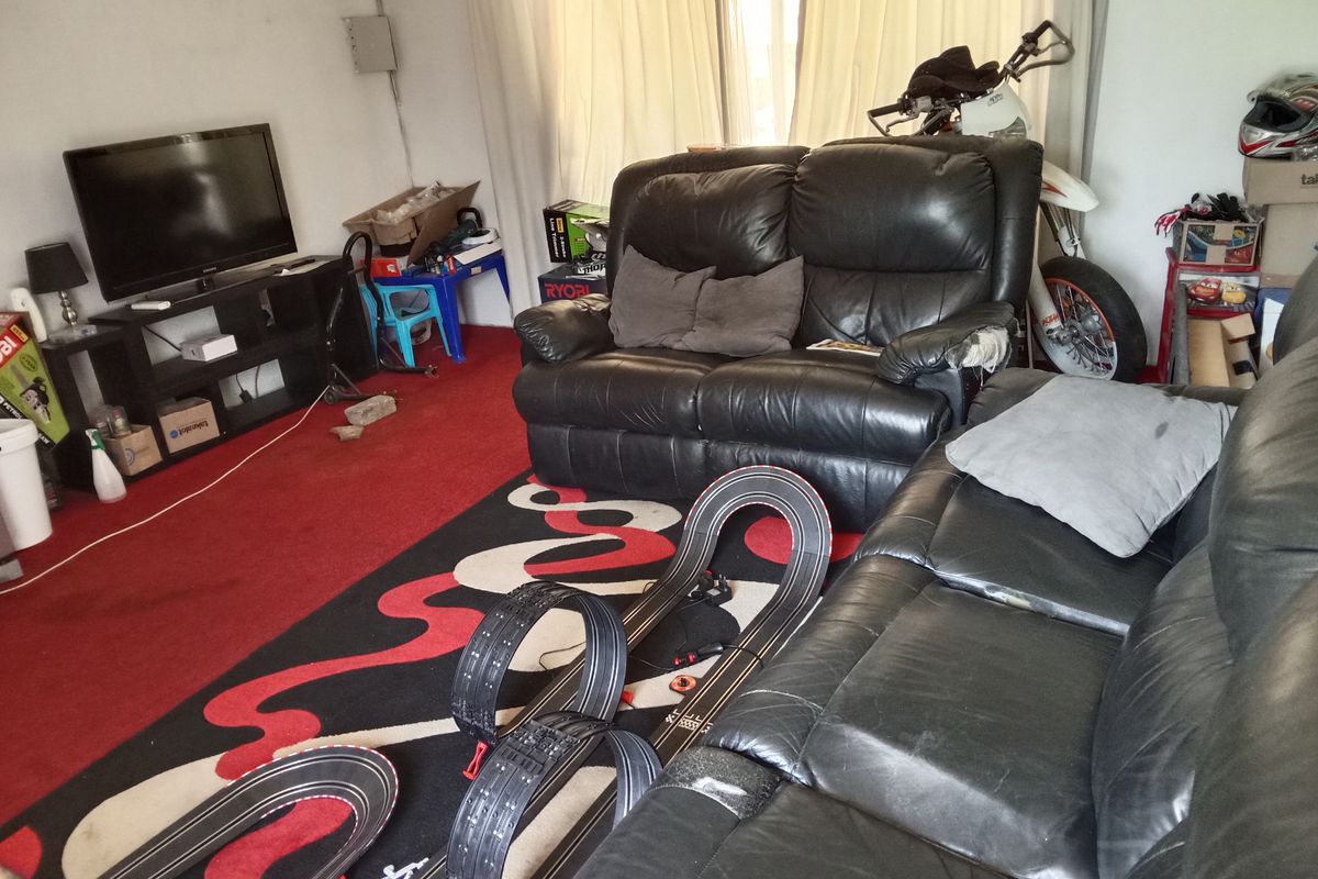 Large neat stand with family home and flat. Very convenient and exceptionally well priced. BARGAIN - Photo 5