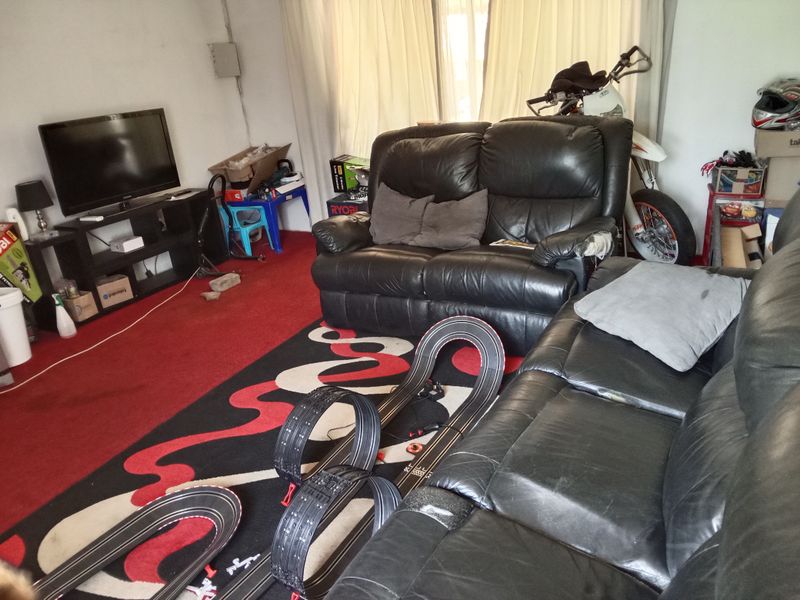 Large neat stand with family home and flat. Very convenient and exceptionally well priced. BARGAIN - Photo 5