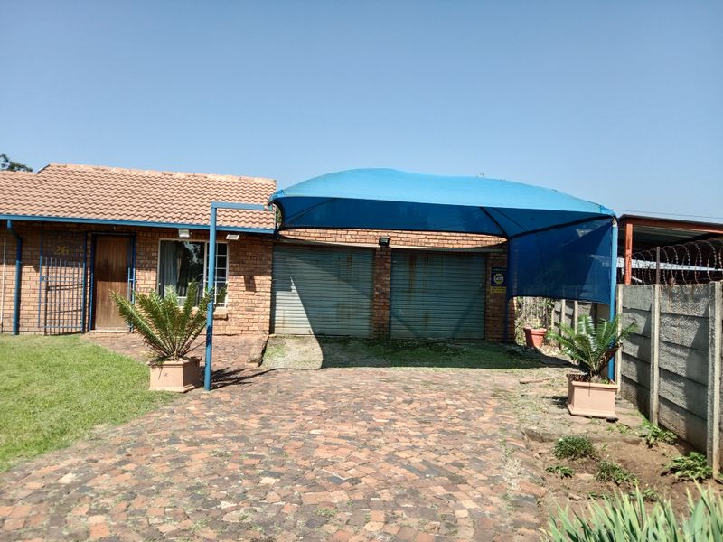 Large neat stand with family home and flat. Very convenient and exceptionally well priced. BARGAIN - Photo 3