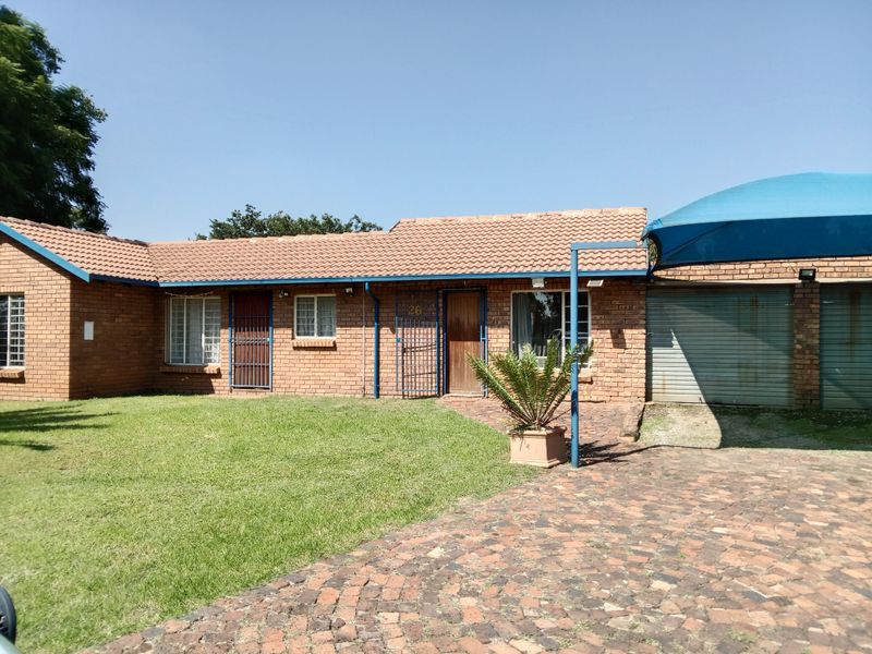 Large neat stand with family home and flat. Very convenient and exceptionally well priced. BARGAIN
