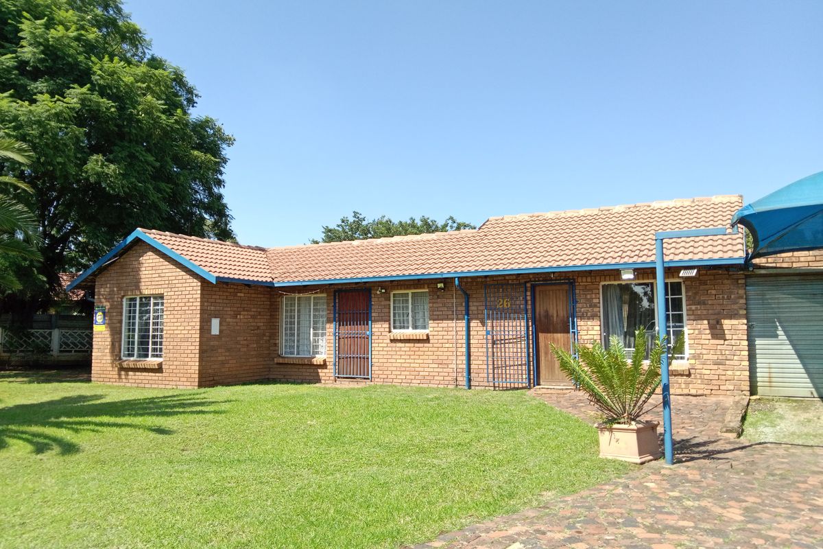 Large neat stand with family home and flat. Very convenient and exceptionally well priced. BARGAIN - Photo 2