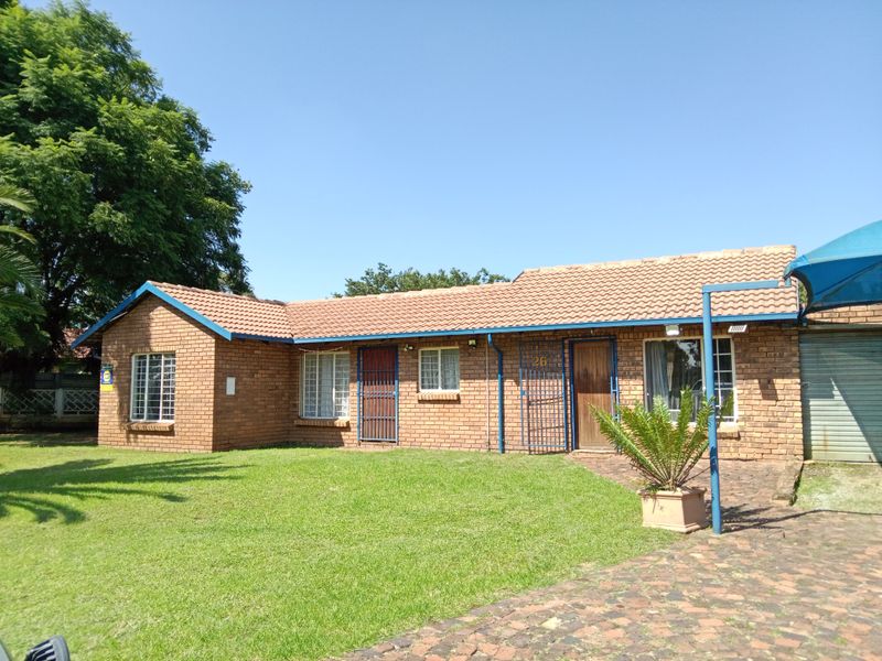 Large neat stand with family home and flat. Very convenient and exceptionally well priced. BARGAIN - Photo 2