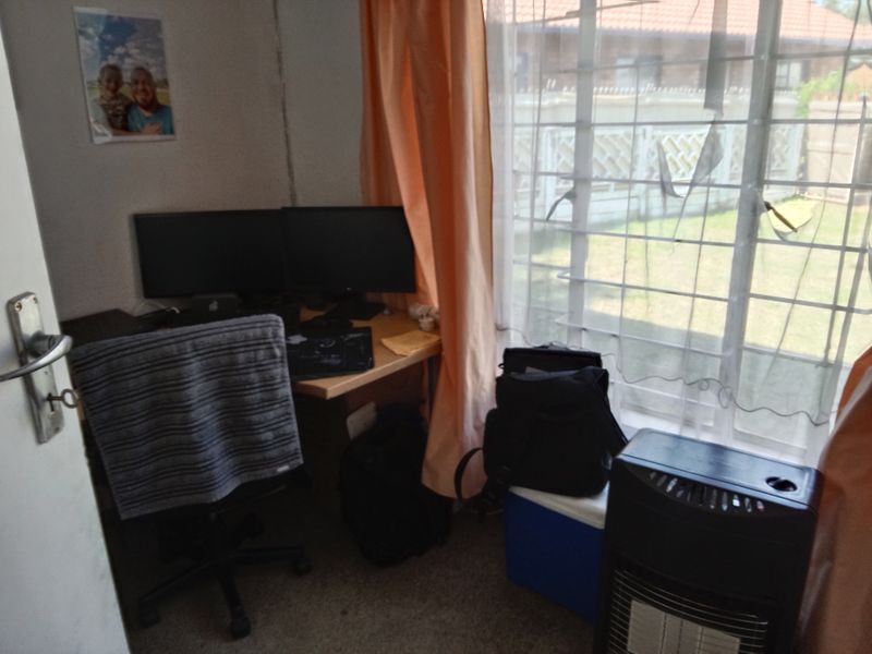 Large neat stand with family home and flat. Very convenient and exceptionally well priced. BARGAIN - Photo 10
