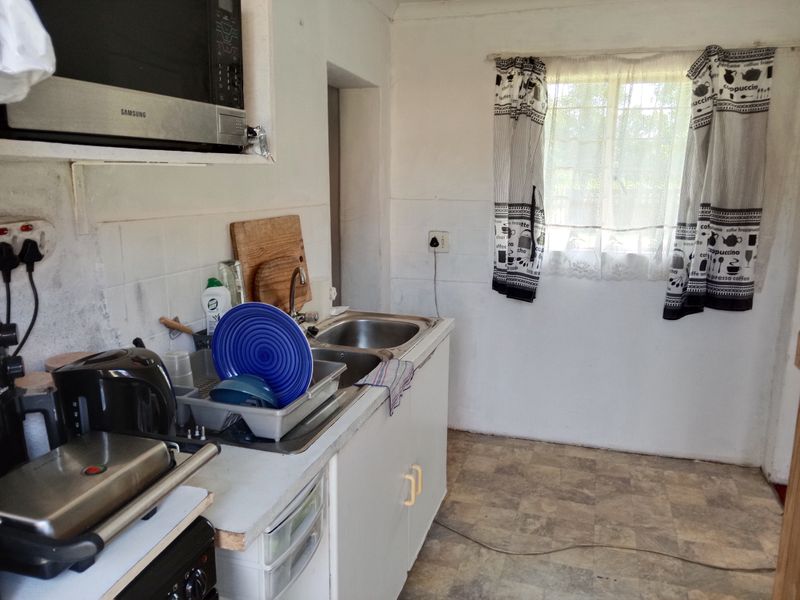 Large neat stand with family home and flat. Very convenient and exceptionally well priced. BARGAIN - Photo 9