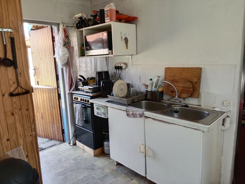 Large neat stand with family home and flat. Very convenient and exceptionally well priced. BARGAIN - Photo 8