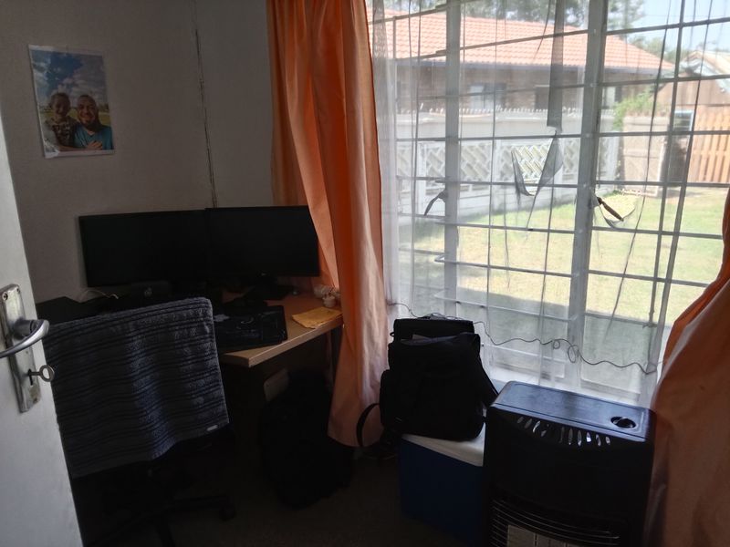 Large neat stand with family home and flat. Very convenient and exceptionally well priced. BARGAIN - Photo 7