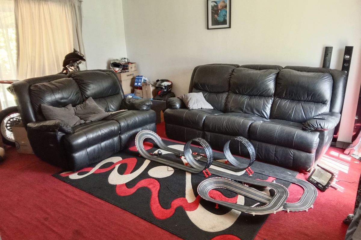 Large neat stand with family home and flat. Very convenient and exceptionally well priced. BARGAIN - Photo 4