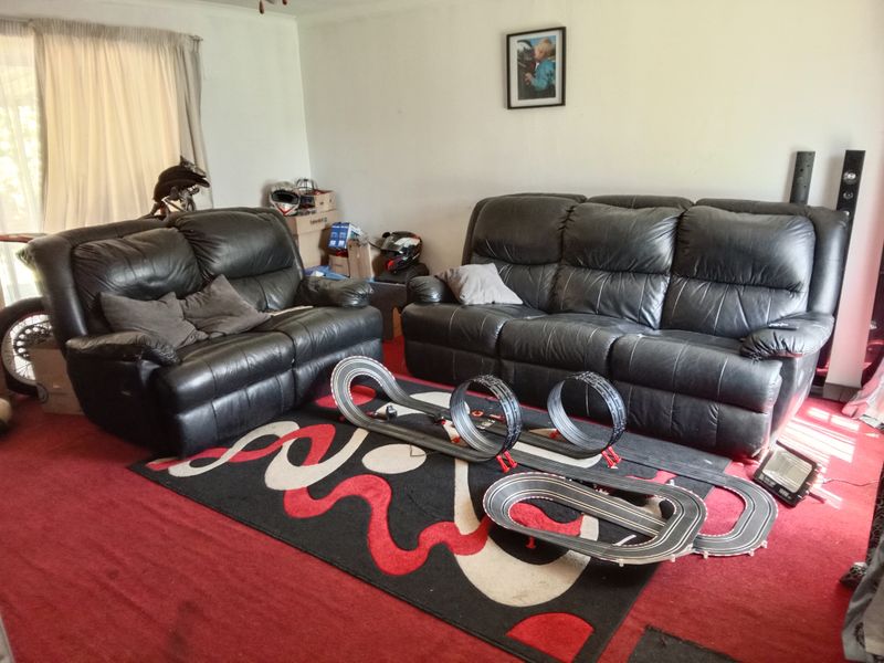 Large neat stand with family home and flat. Very convenient and exceptionally well priced. BARGAIN - Photo 4