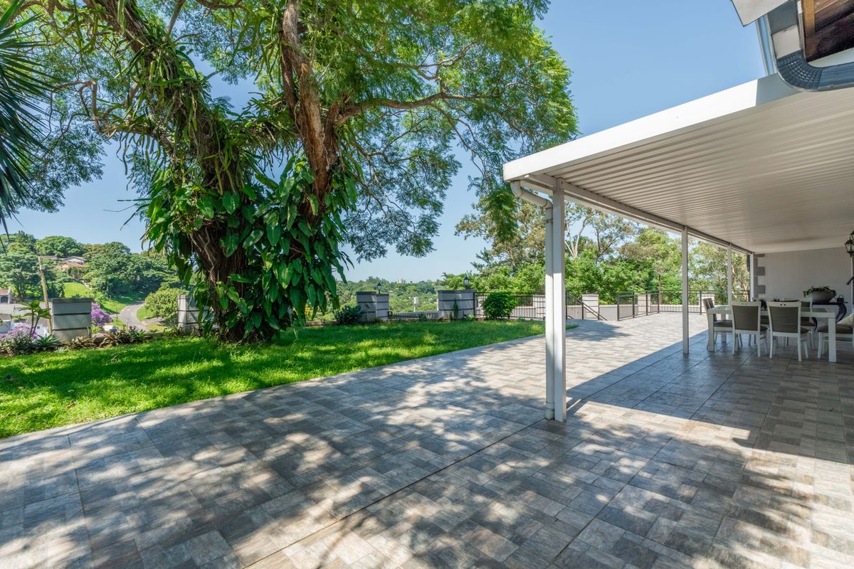 Beautiful family home,awesome setting and great location - Photo 3