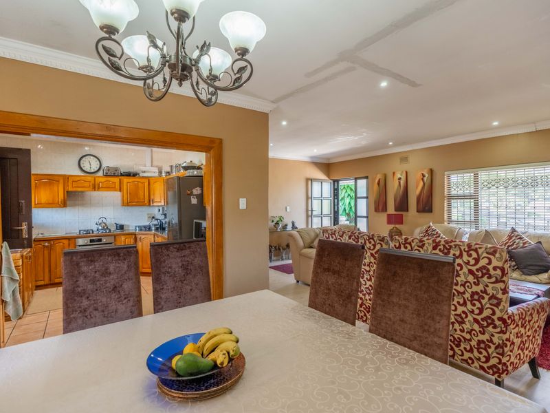 Beautiful family home,awesome setting and great location - Photo 9