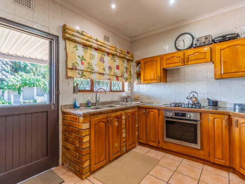 Beautiful family home,awesome setting and great location - Photo 10