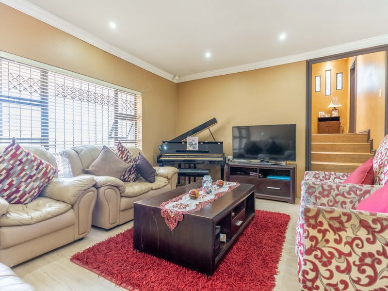 Beautiful family home,awesome setting and great location - Photo 6