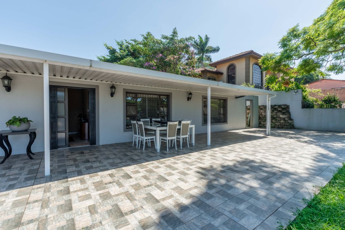 Beautiful family home,awesome setting and great location - Photo 4