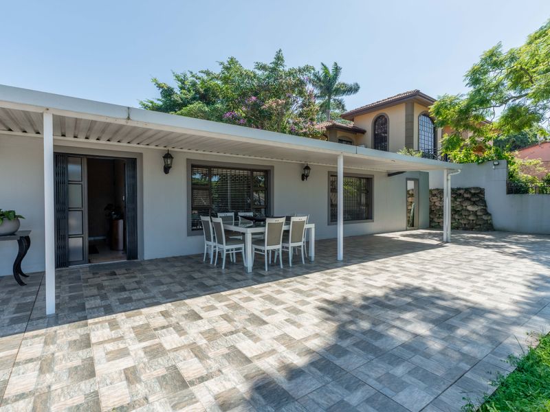 Beautiful family home,awesome setting and great location - Photo 4