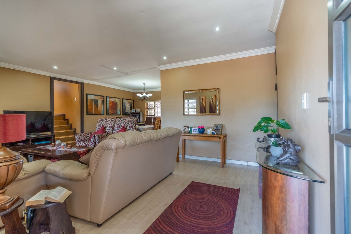 Beautiful family home,awesome setting and great location - Photo 5