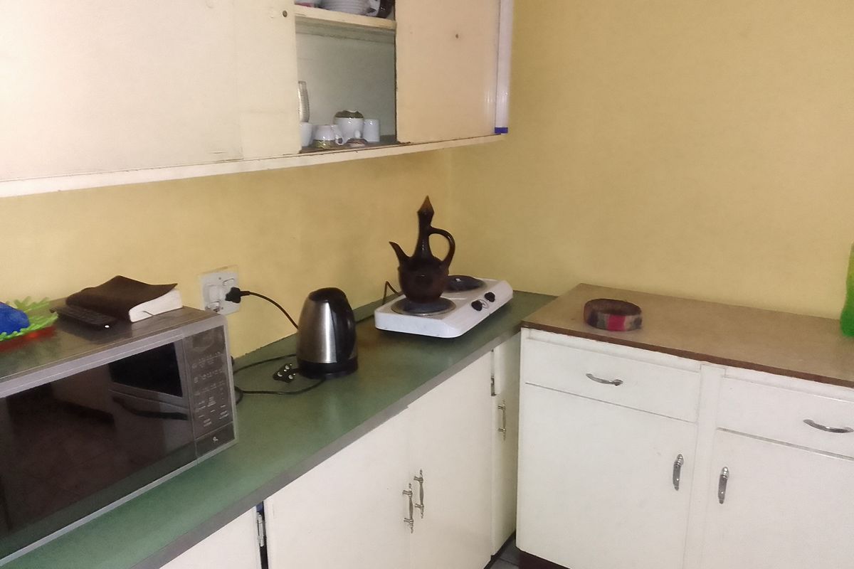 Centrally Located Large  Secure 2  Bedroom Flat - Photo 3