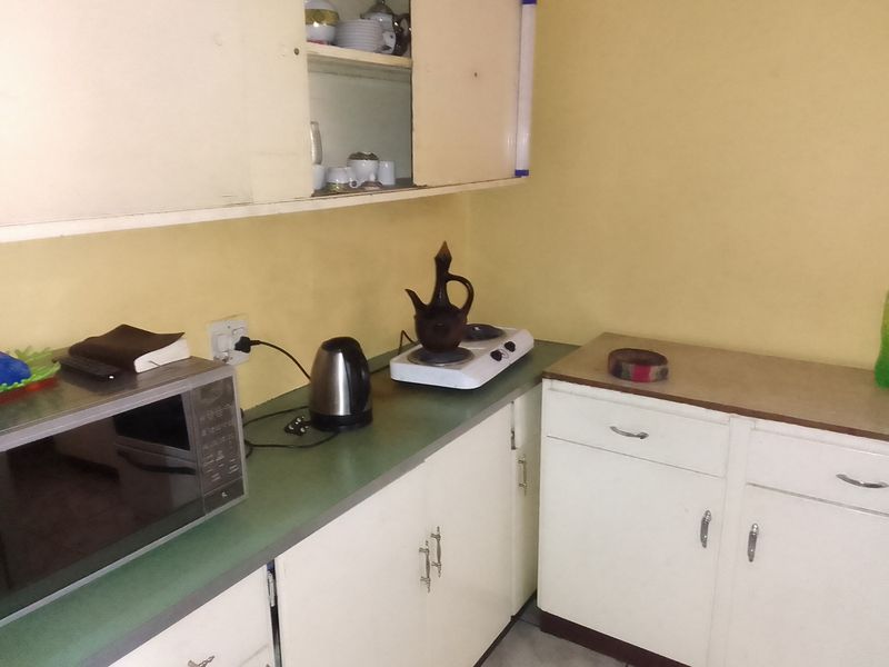 Centrally Located Large  Secure 2  Bedroom Flat - Photo 3