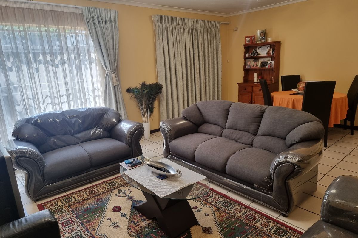 Starter-Perfect in Kew: Secure and spacious with a private garden and pet friendly! - Photo 2