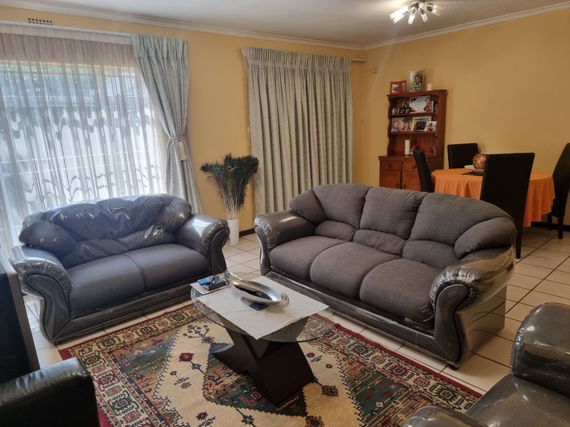 Starter-Perfect in Kew: Secure and spacious with a private garden and pet friendly! - Photo 2