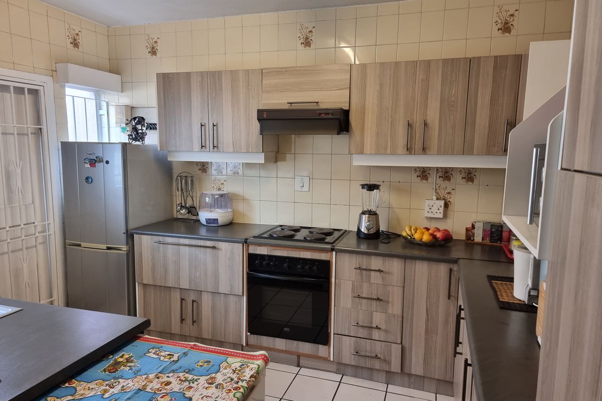 Starter-Perfect in Kew: Secure and spacious with a private garden and pet friendly! - Photo 3