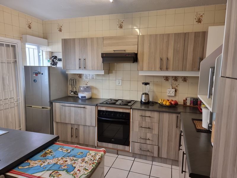 Starter-Perfect in Kew: Secure and spacious with a private garden and pet friendly! - Photo 3