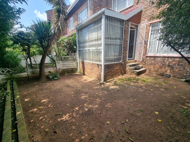 Starter-Perfect in Kew: Secure and spacious with a private garden and pet friendly! - Photo 9