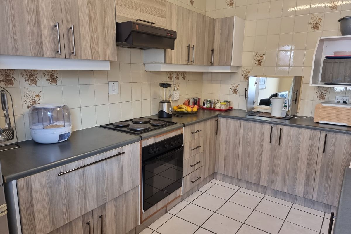 Starter-Perfect in Kew: Secure and spacious with a private garden and pet friendly! - Photo 4