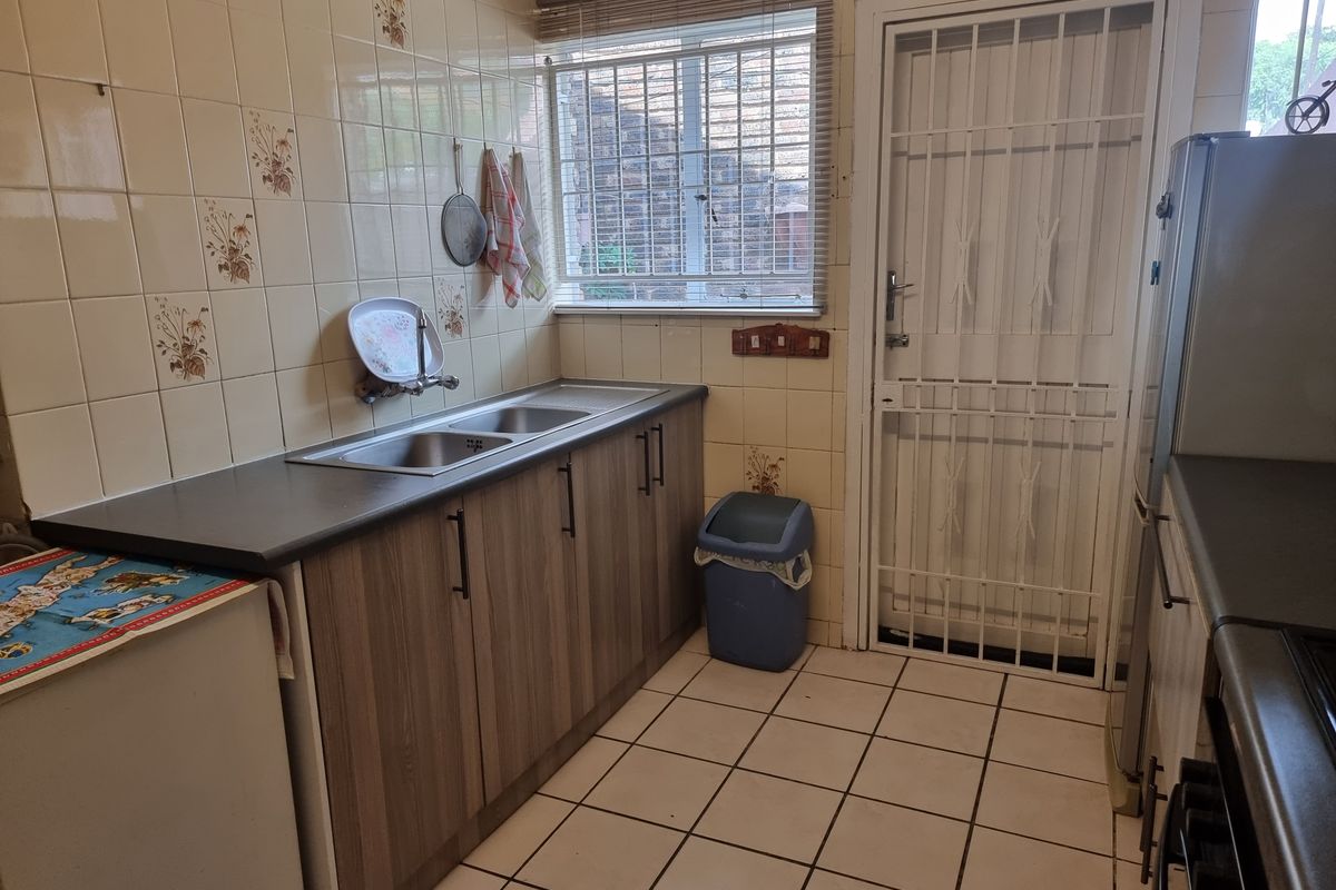 Starter-Perfect in Kew: Secure and spacious with a private garden and pet friendly! - Photo 5