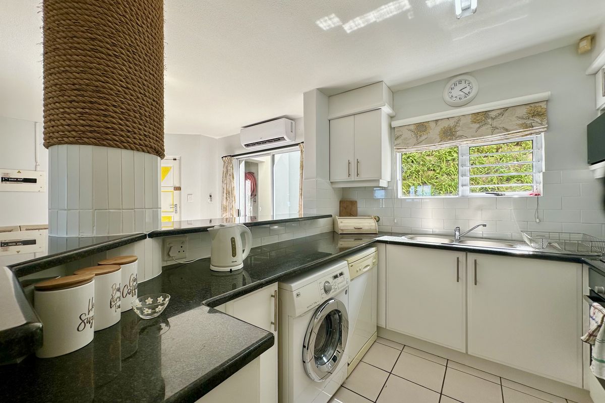 Coastal Living at Its Best - Photo 5