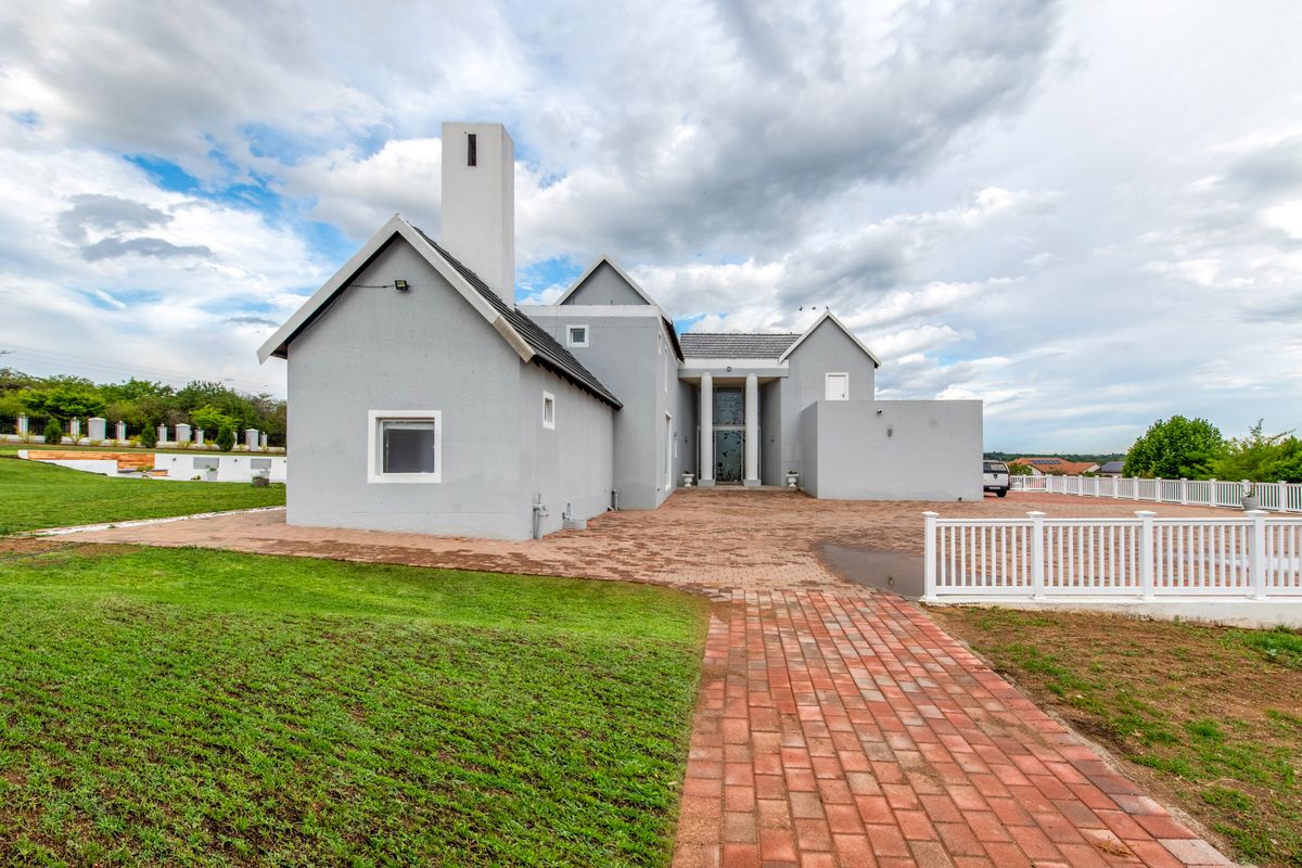 Indulge in the Epitome of Luxury Living - Photo 5