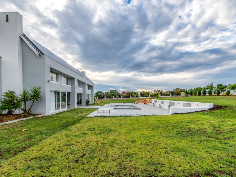 Indulge in the Epitome of Luxury Living - Photo 8