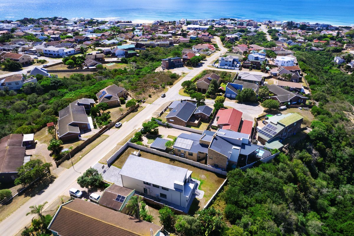 Modern, Spacious and Luxurious Coastal Home - Photo 4