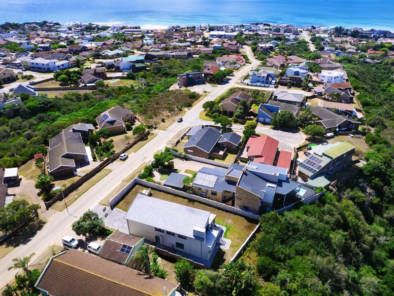 Modern, Spacious and Luxurious Coastal Home - Photo 4