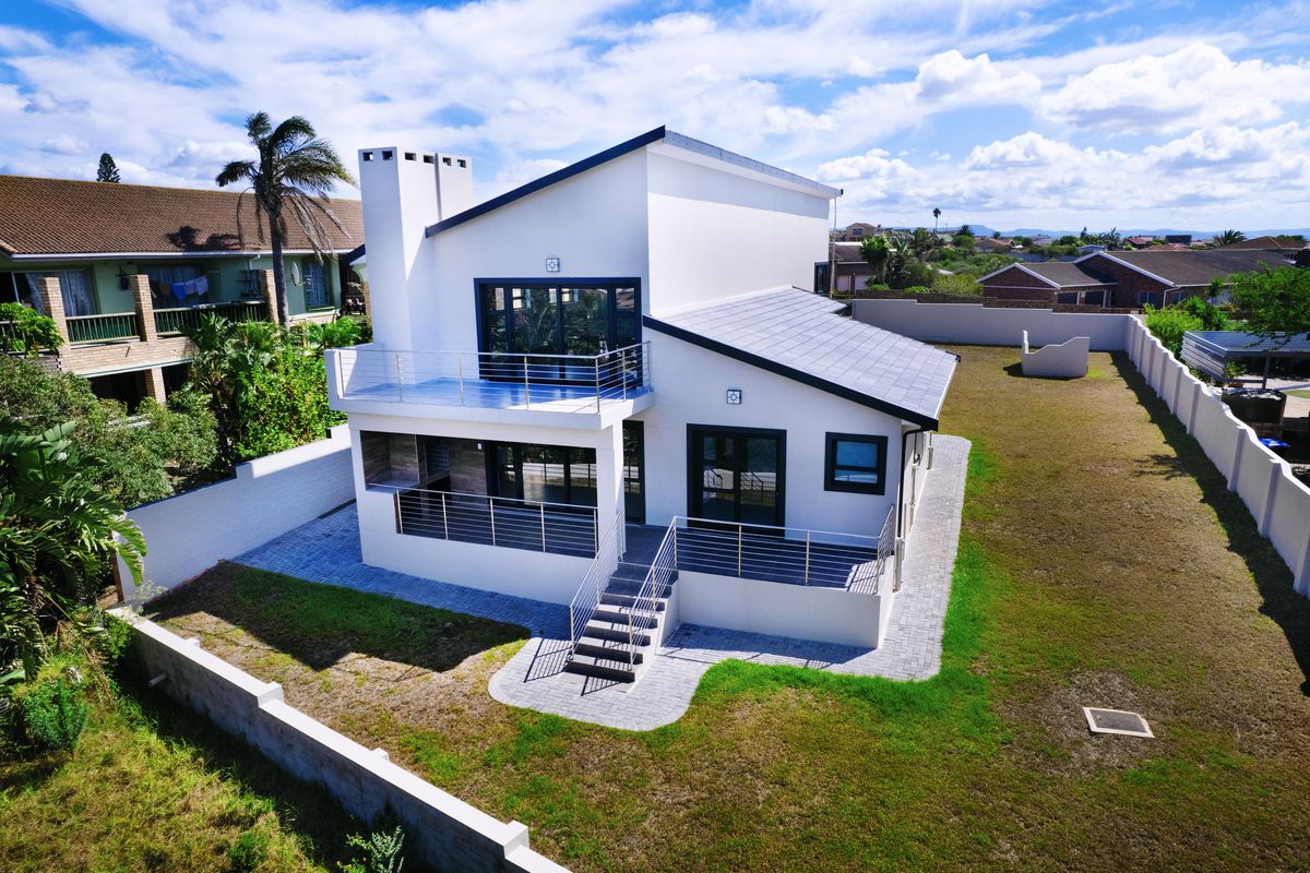 Modern, Spacious and Luxurious Coastal Home - Photo 2