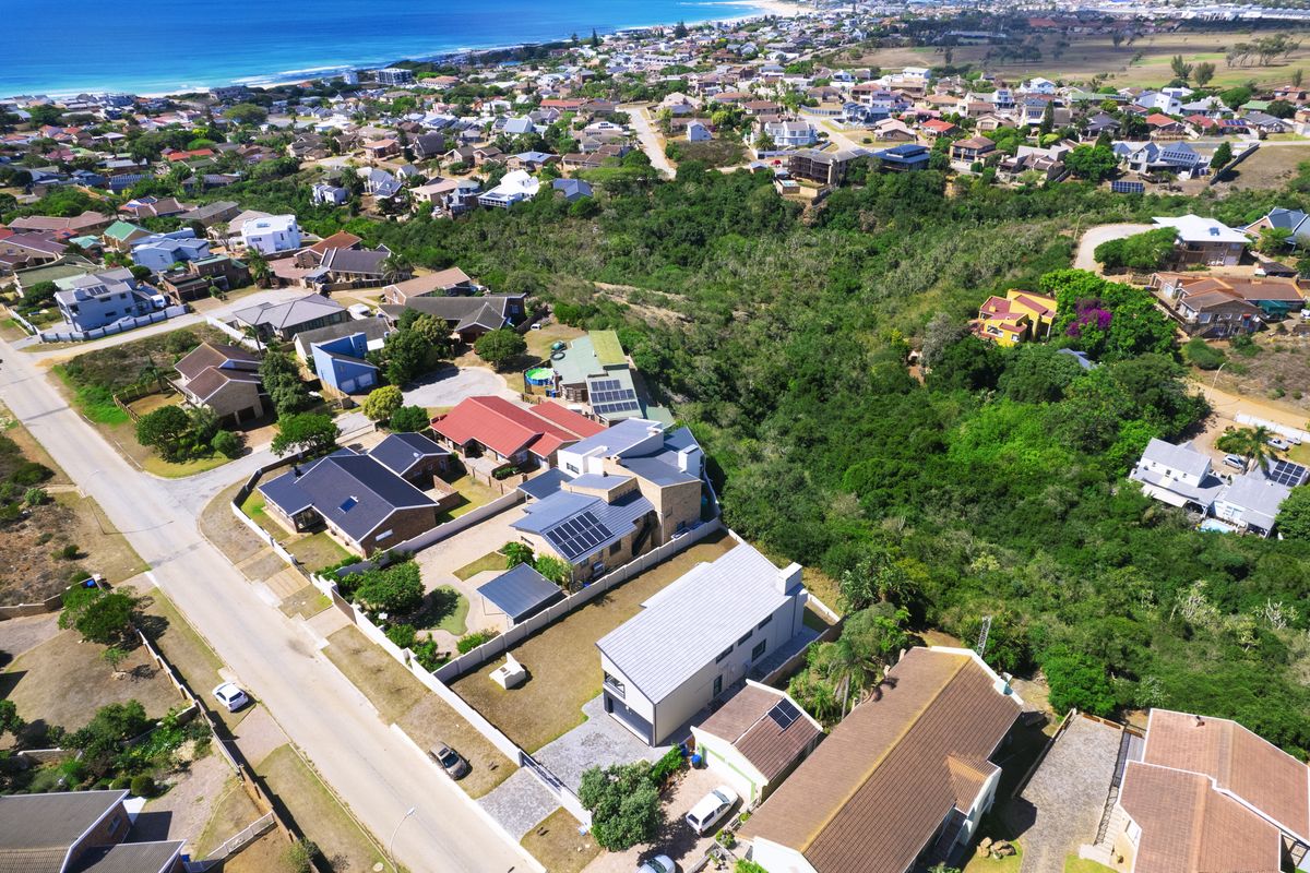 Modern, Spacious and Luxurious Coastal Home - Photo 5