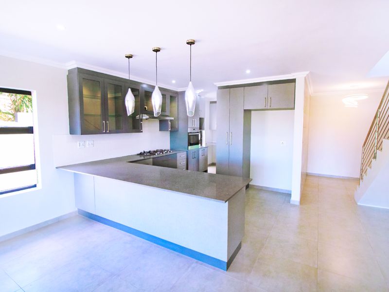 Modern, Spacious and Luxurious Coastal Home - Photo 10