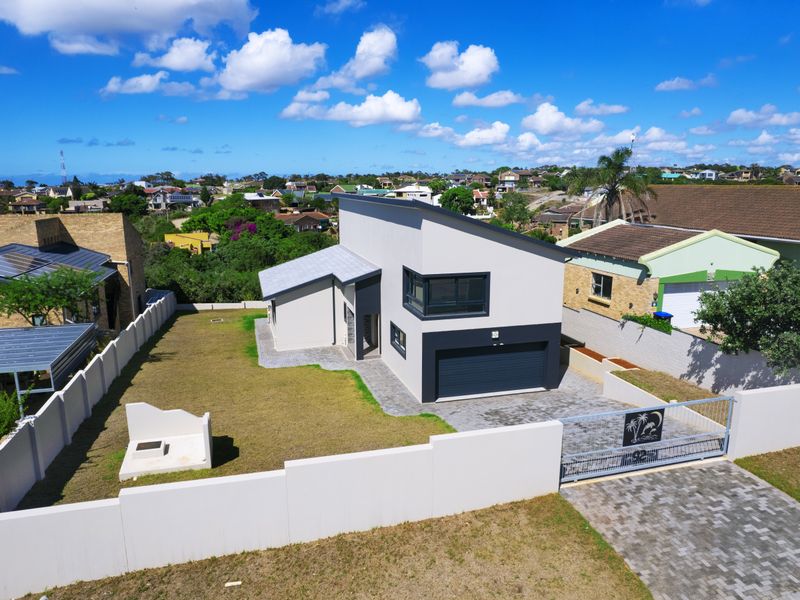 Modern, Spacious and Luxurious Coastal Home - Photo 8