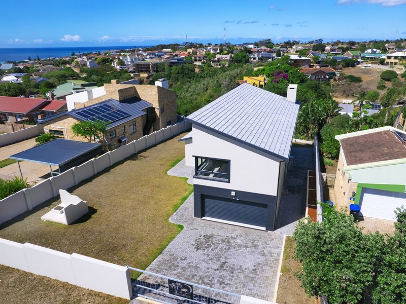 Modern, Spacious and Luxurious Coastal Home - Photo 7