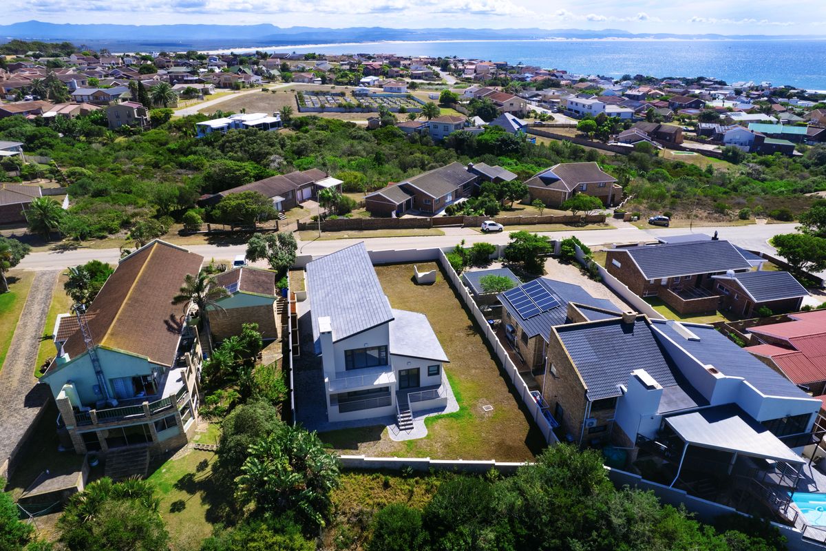 Modern, Spacious and Luxurious Coastal Home - Photo 3