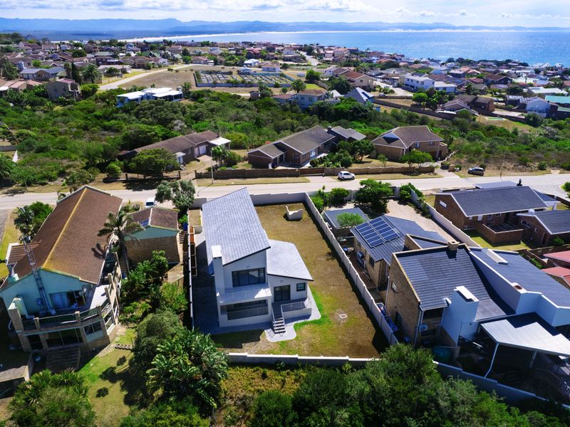 Modern, Spacious and Luxurious Coastal Home - Photo 3