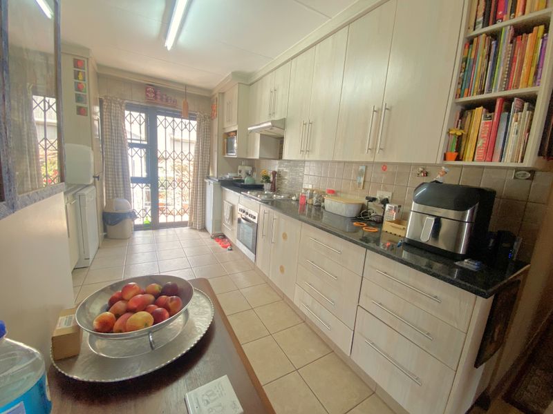 Townhouse in the hills of Helderkruin with scenic view. - Photo 9