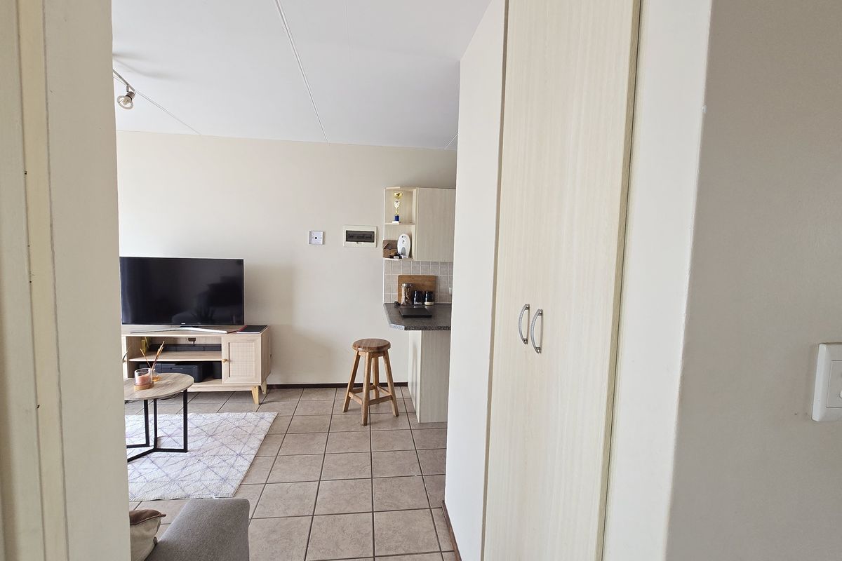 "Charming 2-Bedroom Home – Perfect for Comfortable Living!" - Photo 5