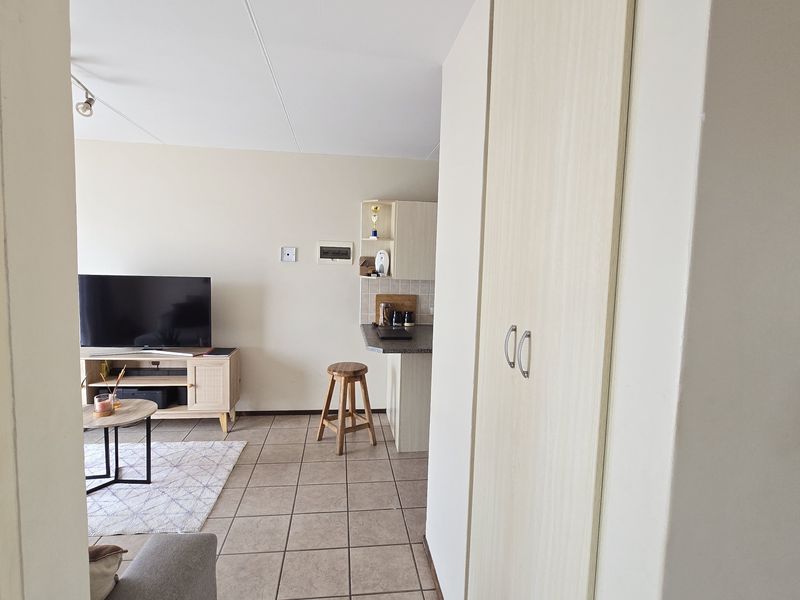 "Charming 2-Bedroom Home – Perfect for Comfortable Living!" - Photo 5