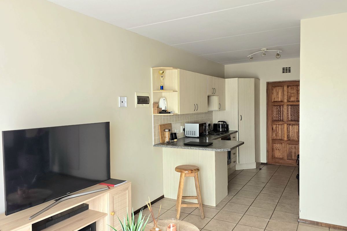 "Charming 2-Bedroom Home – Perfect for Comfortable Living!" - Photo 4