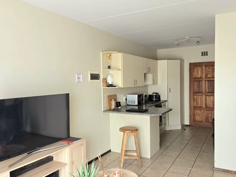 "Charming 2-Bedroom Home – Perfect for Comfortable Living!" - Photo 4