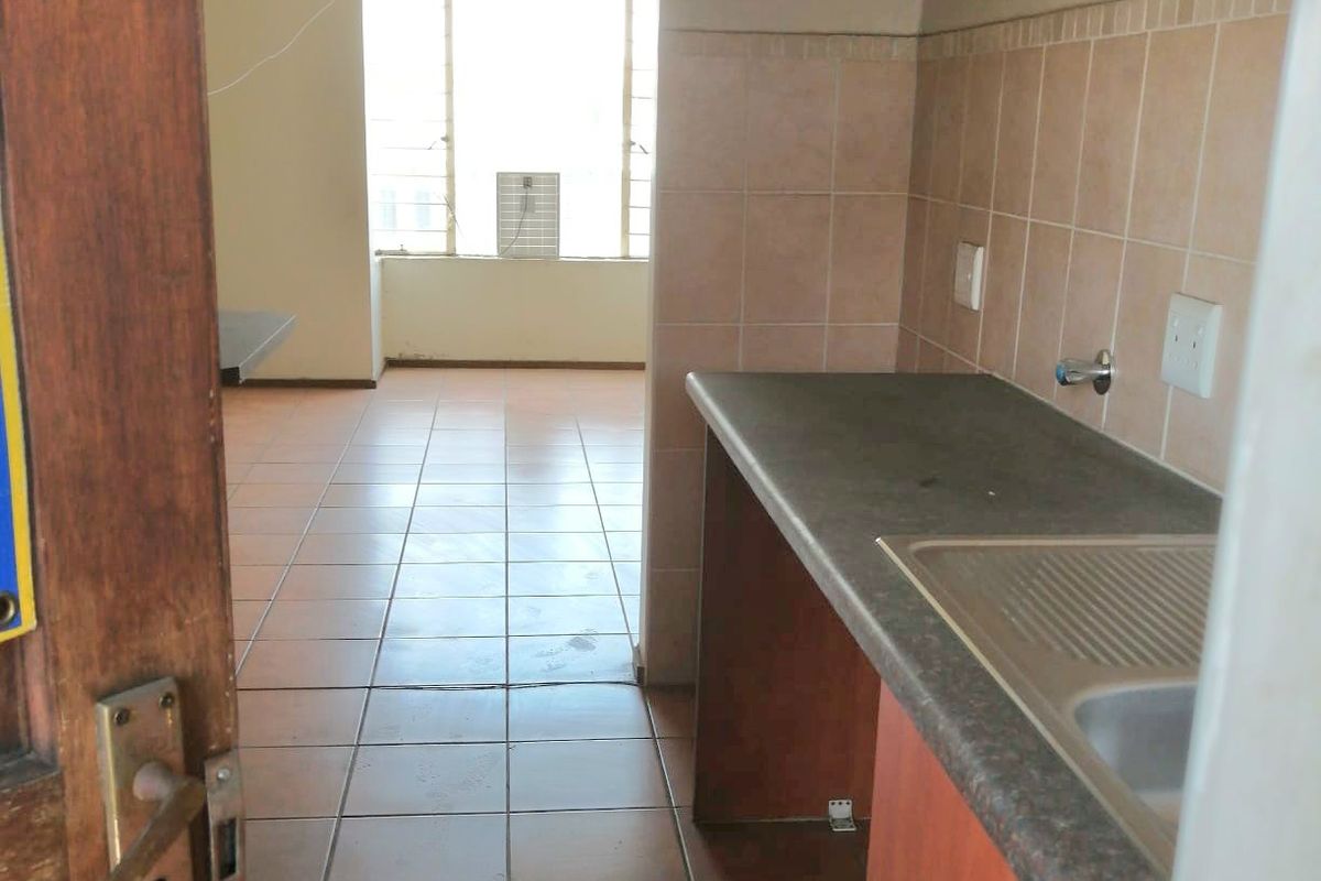 Modern 2-Bedroom Flat with Spacious Living Area - Photo 3